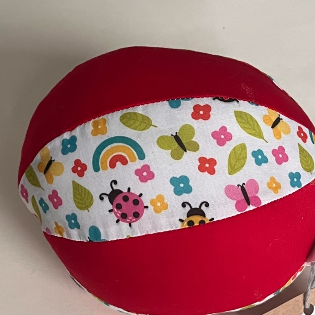 Baby speelbal 'Lieveheersbeestje/regenboog'